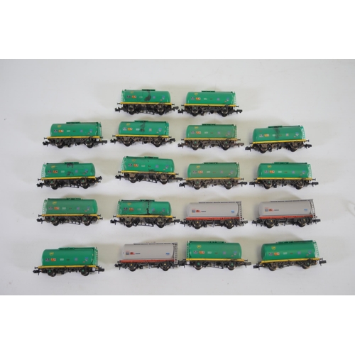 159 - 15 Bachmann BP Oil containers 3 and Peco containers N gauge all unboxed look to be in good order