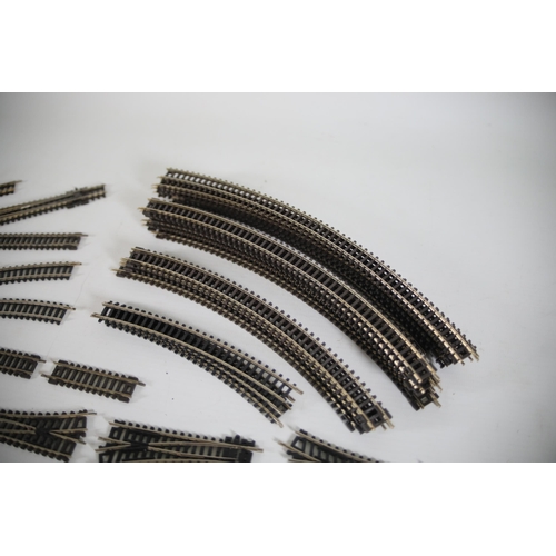 172 - A good amount of N gauge Train Tracks 26 points and 27 curved sections and 10 straight small section... 