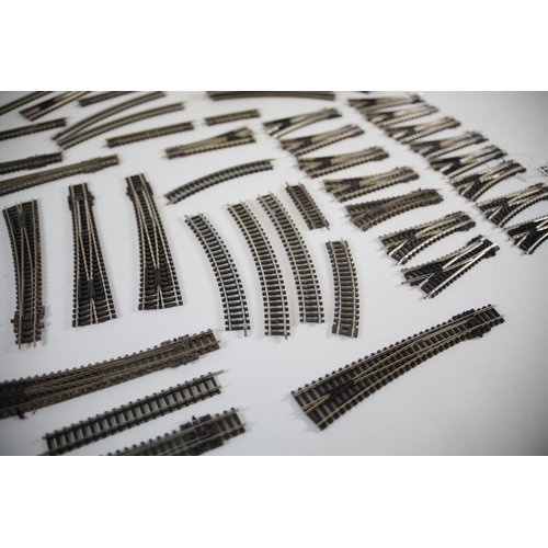 172 - A good amount of N gauge Train Tracks 26 points and 27 curved sections and 10 straight small section... 