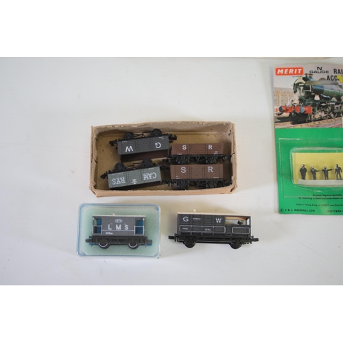 175 - 2 Boxed Grafar railway goods wagons 1 Merit railway accessories station staff 5150 a small red fire ... 