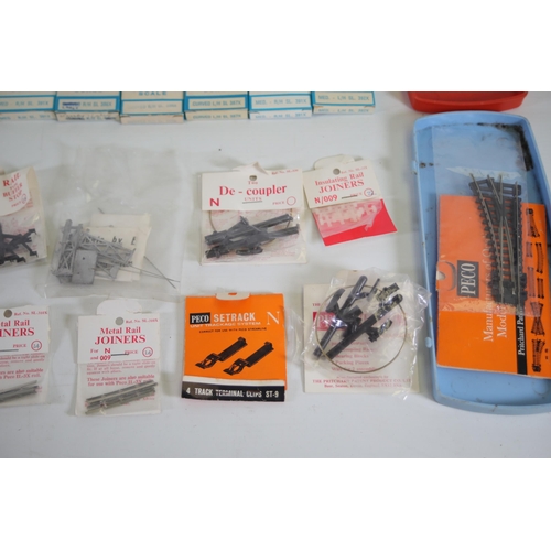 178 - Good selection of boxed N gauge track and de coupler units plus metal rail joiners all of them look ... 