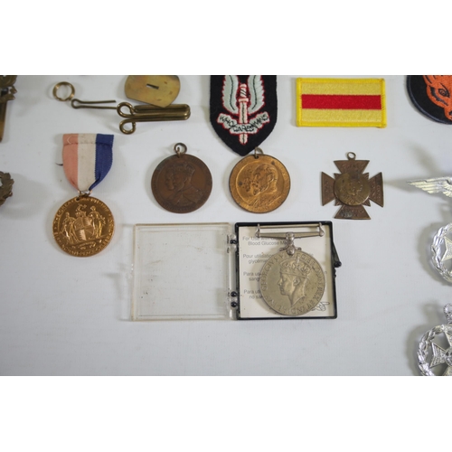 237 - 37 Cap badges from various Countries including Britain, Canada, Germany Poland & France, Various Sho... 