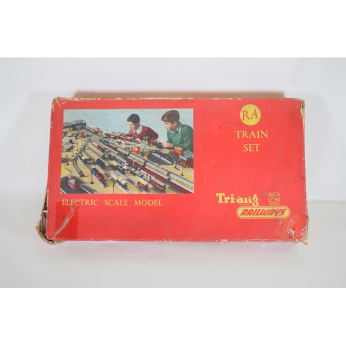 106 - Princess Elizabeth Boxed 1960s train set. Locomotive works with 2 carriages with track, 15 pieces 00... 