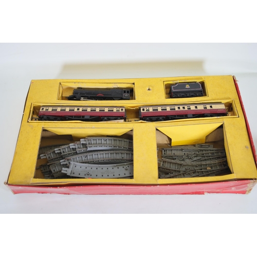 106 - Princess Elizabeth Boxed 1960s train set. Locomotive works with 2 carriages with track, 15 pieces 00... 