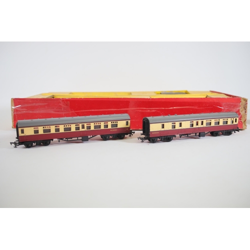 106 - Princess Elizabeth Boxed 1960s train set. Locomotive works with 2 carriages with track, 15 pieces 00... 