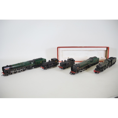 113 - 1 Hornby Britannia Oliver Cromwell Boxed Locomotive in working order. 2 Locomotives Panier Tankers b... 