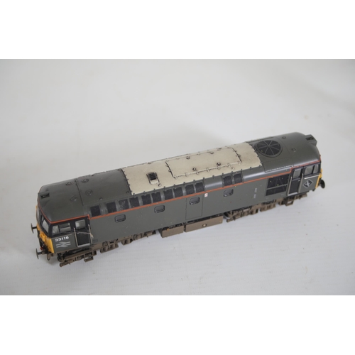 117 - Heljan Class 33/1 33116 box code 33571 Diesel Locomotive OO Gauge in engineers grey, both train and ... 