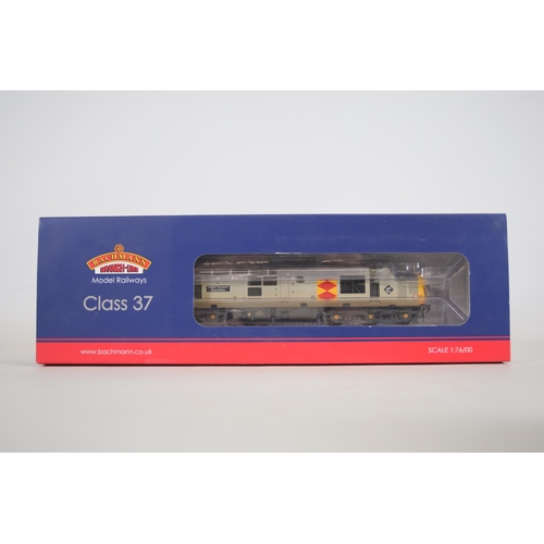 131 - Bachmann Class 37 37672 Freight Transport Association OO Gauge, in box. Locomotive in very good cond... 