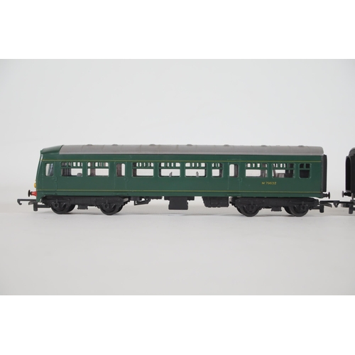 152 - 2 Hornby BR Green DMU Coaches Front and Back Locomotives, not boxed. Both Locomotives appear to be i... 