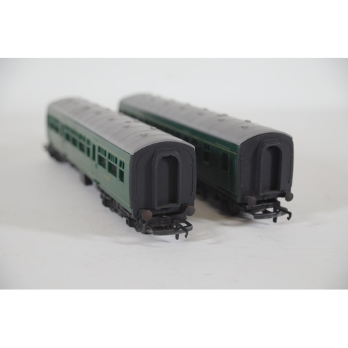 152 - 2 Hornby BR Green DMU Coaches Front and Back Locomotives, not boxed. Both Locomotives appear to be i... 