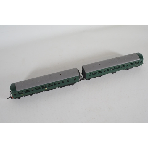 152 - 2 Hornby BR Green DMU Coaches Front and Back Locomotives, not boxed. Both Locomotives appear to be i... 