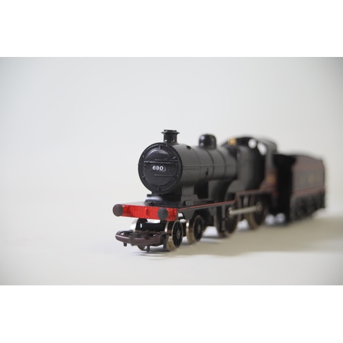 154 - OO Gauge Locomotives, 1 Hornby 1 Airfix LMS 690 Caerphilly Castle 4037. Only 1 has its Hornby box. B... 