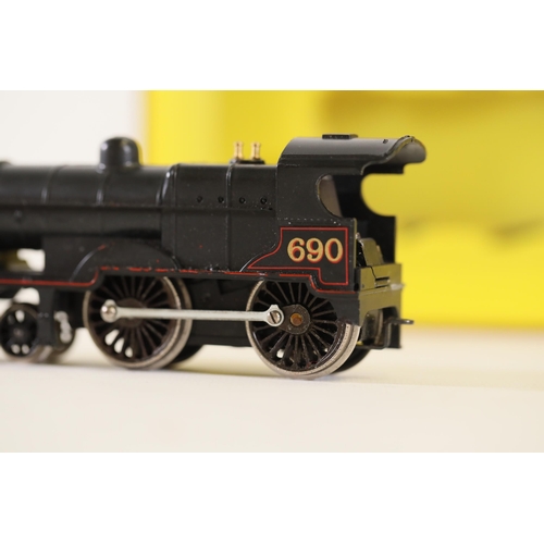 154 - OO Gauge Locomotives, 1 Hornby 1 Airfix LMS 690 Caerphilly Castle 4037. Only 1 has its Hornby box. B... 