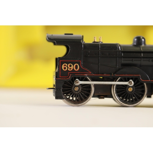 154 - OO Gauge Locomotives, 1 Hornby 1 Airfix LMS 690 Caerphilly Castle 4037. Only 1 has its Hornby box. B... 