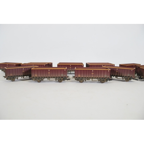 158 - 25x Bachmann 45 Tonne Box Body Mineral Wagons OO Gauge. Most of these wagons appear to be in good us... 