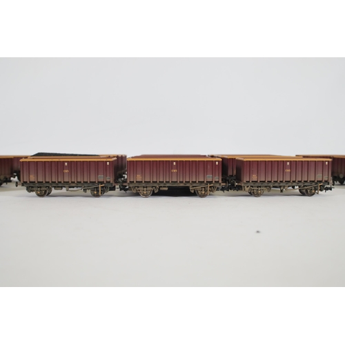 158 - 25x Bachmann 45 Tonne Box Body Mineral Wagons OO Gauge. Most of these wagons appear to be in good us... 