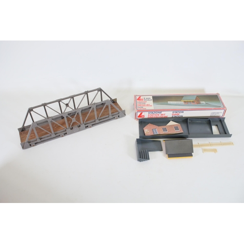 181 - Selection of OO Gauge Decorations and Goods Wagons plus some Locomotive spares. This lot consists of... 