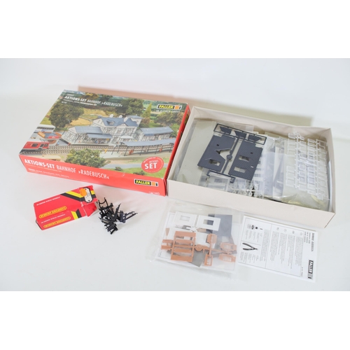 181 - Selection of OO Gauge Decorations and Goods Wagons plus some Locomotive spares. This lot consists of... 