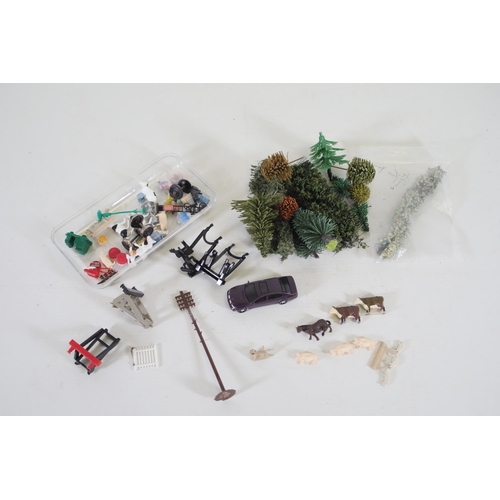 181 - Selection of OO Gauge Decorations and Goods Wagons plus some Locomotive spares. This lot consists of... 