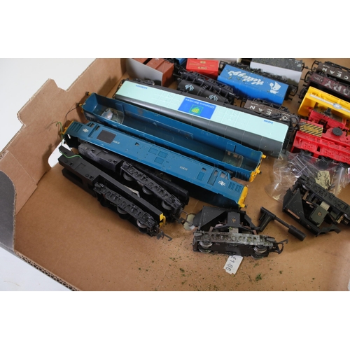 181 - Selection of OO Gauge Decorations and Goods Wagons plus some Locomotive spares. This lot consists of... 