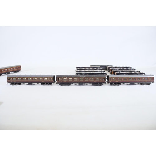 183 - 14 Tin Plate Carriages OO Gauge. 2x Hornby Dublo. All of the carriages look to be in average used co... 