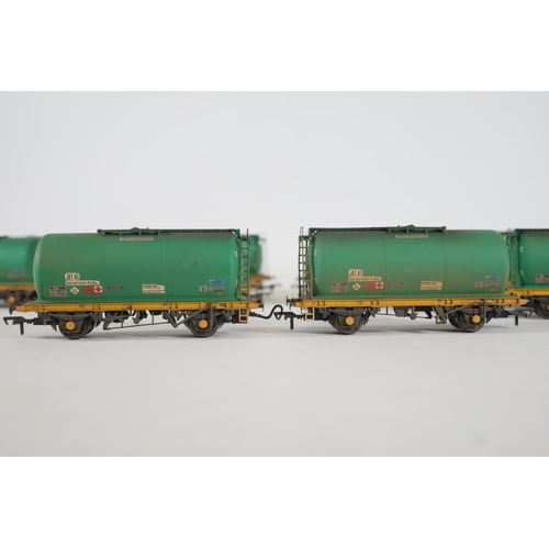 192 - 12 Aviation Fuel Containers Bachmann OO Gauge Green Oil Transporters All appear to be in good used c... 