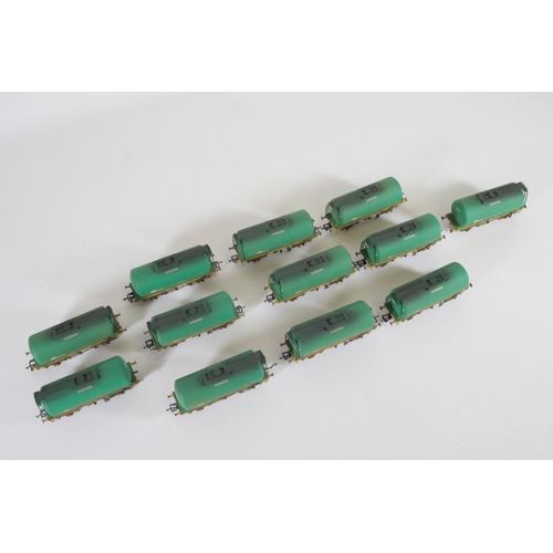 192 - 12 Aviation Fuel Containers Bachmann OO Gauge Green Oil Transporters All appear to be in good used c... 