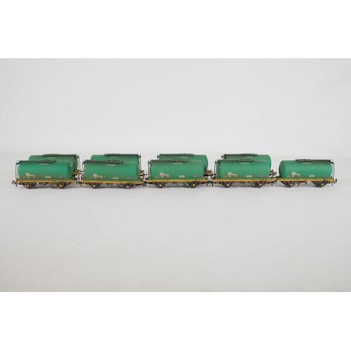 192 - 12 Aviation Fuel Containers Bachmann OO Gauge Green Oil Transporters All appear to be in good used c... 