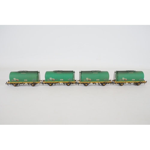 192 - 12 Aviation Fuel Containers Bachmann OO Gauge Green Oil Transporters All appear to be in good used c... 