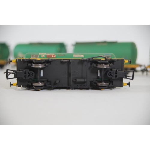 192 - 12 Aviation Fuel Containers Bachmann OO Gauge Green Oil Transporters All appear to be in good used c... 