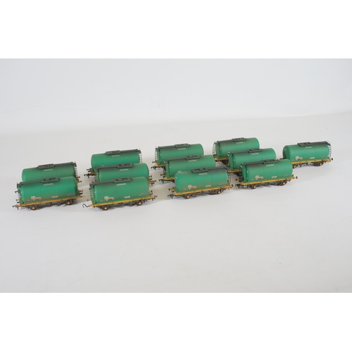 192 - 12 Aviation Fuel Containers Bachmann OO Gauge Green Oil Transporters All appear to be in good used c... 