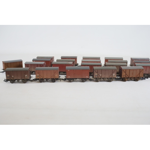 193 - 12 Ton Bachmann Closed Container Carriages OO Gauge x20. All appear to be in good used condition, sl... 