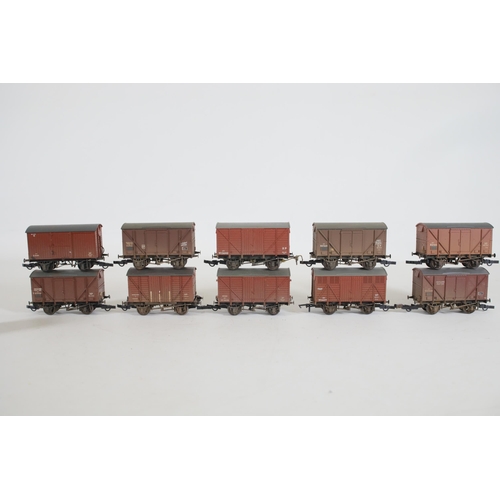 193 - 12 Ton Bachmann Closed Container Carriages OO Gauge x20. All appear to be in good used condition, sl... 