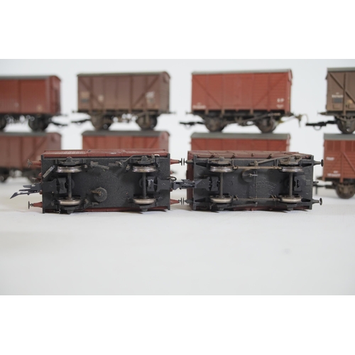 193 - 12 Ton Bachmann Closed Container Carriages OO Gauge x20. All appear to be in good used condition, sl... 