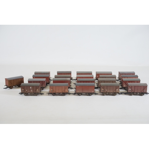 193 - 12 Ton Bachmann Closed Container Carriages OO Gauge x20. All appear to be in good used condition, sl... 