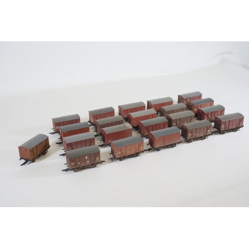 193 - 12 Ton Bachmann Closed Container Carriages OO Gauge x20. All appear to be in good used condition, sl... 