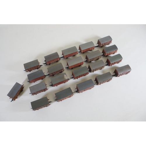 193 - 12 Ton Bachmann Closed Container Carriages OO Gauge x20. All appear to be in good used condition, sl... 