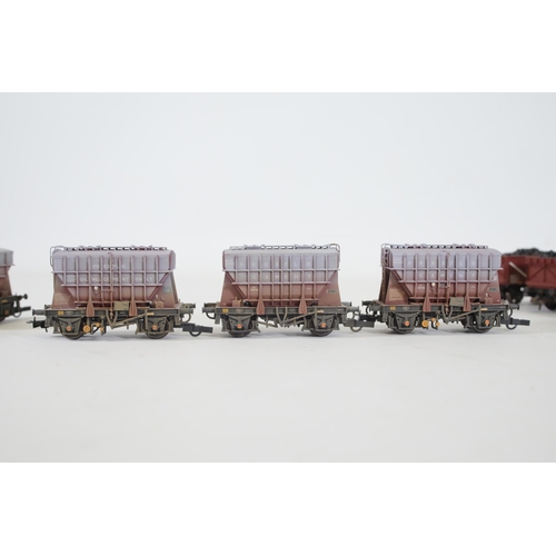 194 - 17 Bachmann OO Gauge Mineral Transportation Wagons Bulk Cement Carriers. Lot consists of 5x 16 ton m... 