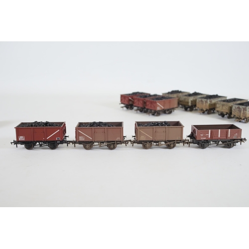 194 - 17 Bachmann OO Gauge Mineral Transportation Wagons Bulk Cement Carriers. Lot consists of 5x 16 ton m... 