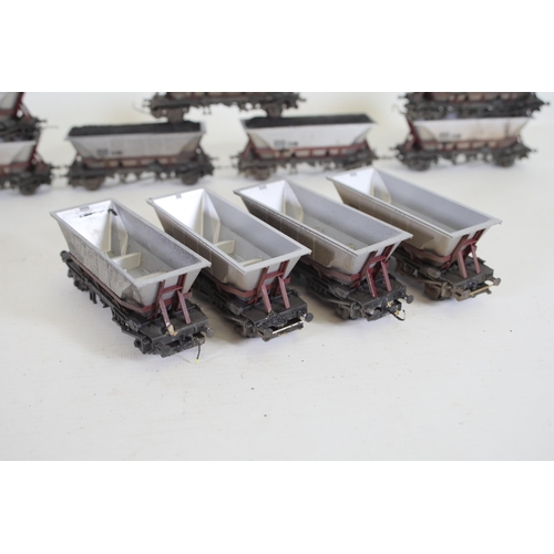 198 - HAA EW and S Hopper Wagons OO Gauge Mineral Transporters x21. The condition of these items varies, s... 