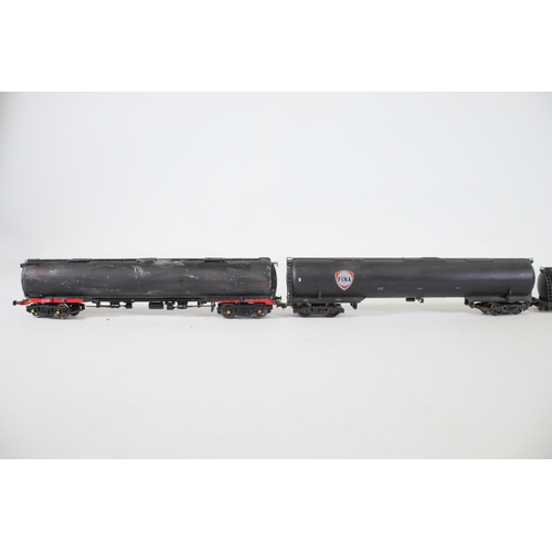 199 - 5 Long Oil Containers OO Gauge, 2 possibly Bachmann and 3 others unknown. Unfortunately the conditio... 