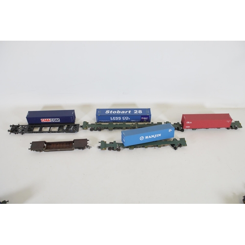 200 - 12x Dapol Branded Containers Transporters OO Gauge Carriers to include a KTA Pocket Wagon Gers 97711... 