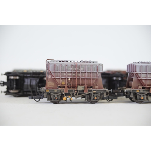 201 - 19x Bachmann Bulk Cement Carriers OO Gauge and 4 Dapol 23 total. 3x sets of matching Presflo Cement ... 