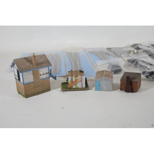 203 - Train Enthusiasts OO Gauge Decorations including 4 Peco Brand New Boxed bits of track, 4 Small house... 