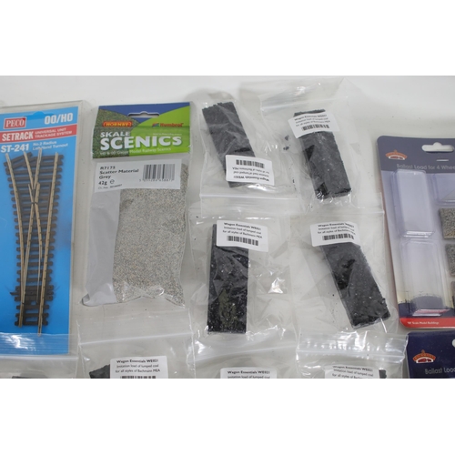 203 - Train Enthusiasts OO Gauge Decorations including 4 Peco Brand New Boxed bits of track, 4 Small house... 