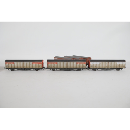 207 - 6 Bachmann Rail freight Sliding Door Van Freights. 3x BR VDA Van Freights brown, 1 has glue noticeab... 