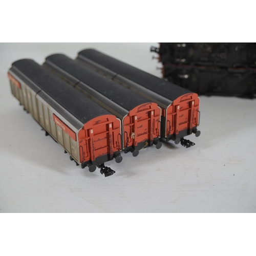 207 - 6 Bachmann Rail freight Sliding Door Van Freights. 3x BR VDA Van Freights brown, 1 has glue noticeab... 