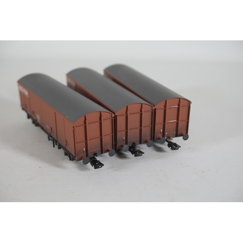 207 - 6 Bachmann Rail freight Sliding Door Van Freights. 3x BR VDA Van Freights brown, 1 has glue noticeab... 