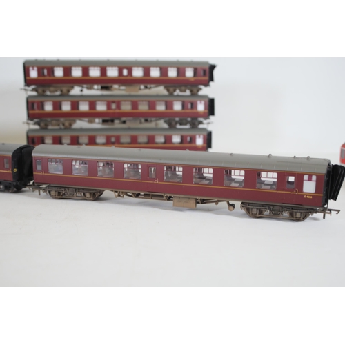 212 - 9 OO Gauge Carriages Bachmann, Hornby and Roco. To include 2x Bachmann Branch line 39-076H Mk1 BSK b... 