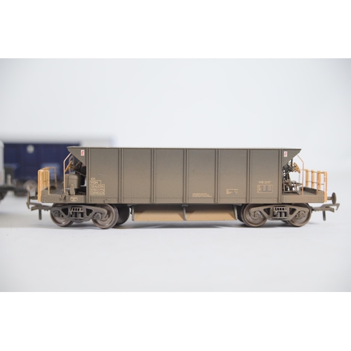 214 - 8 OO gauge Transporters Wagons Various makers like Bachmann to include 1 Ealnos GBRf in good conditi... 